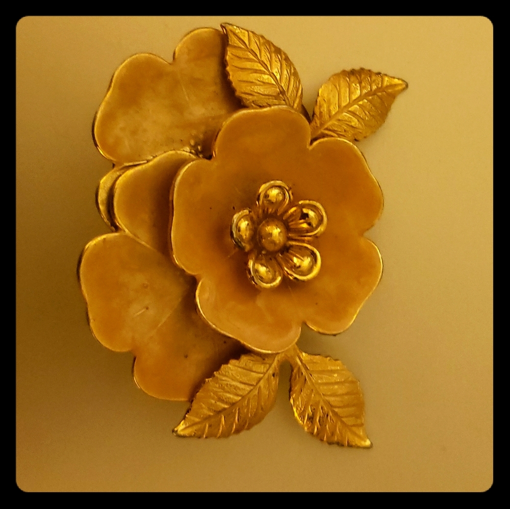 Flower brooch Vintage